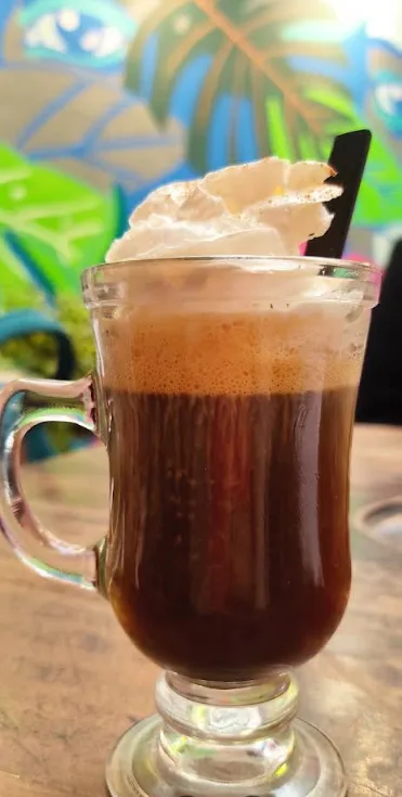 Café irlandés servido en copa con chantilly