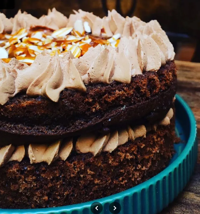 Torta de chocolate de dos pisos con crema y caramelo